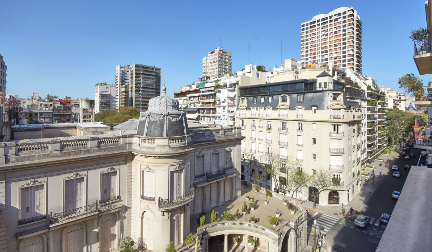 Splendid Three Bedroom Apartment in Classy Recoleta