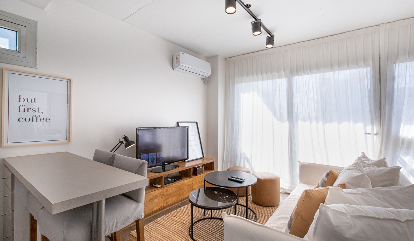 Recently Renovated One Bedroom Apartment with Rooftop Pool