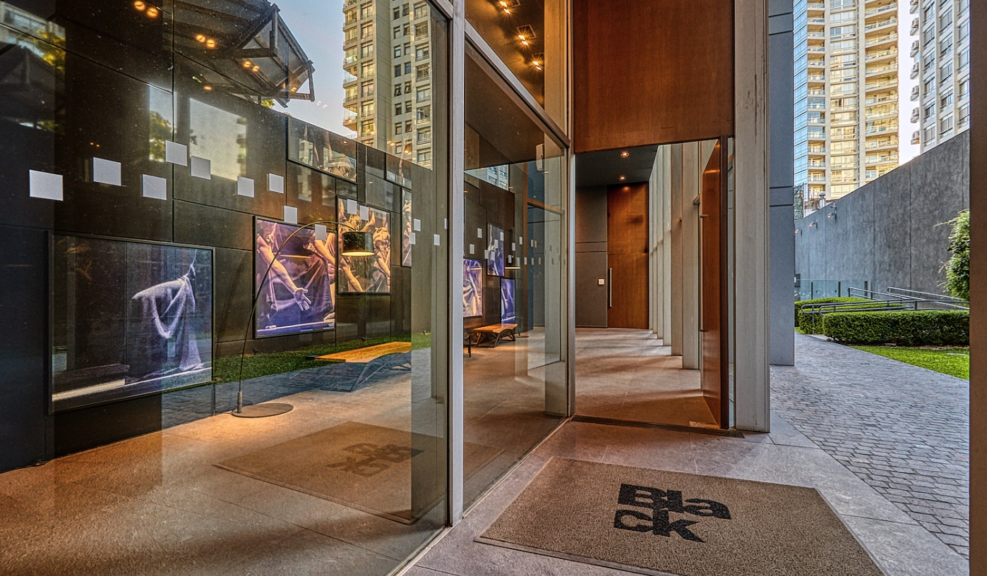 Spectacular One Bedroom Apartment in Luxury Building