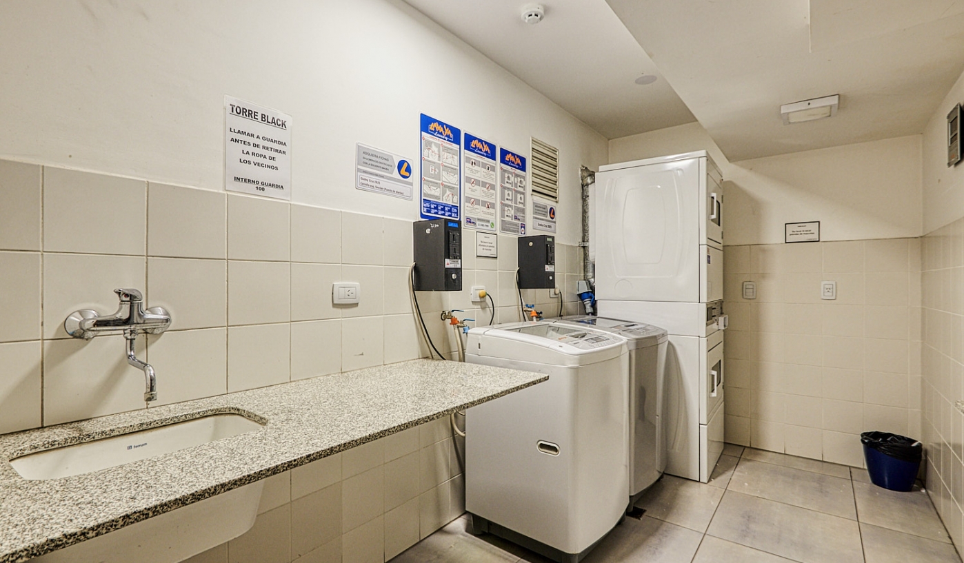 Spectacular One Bedroom Apartment in Luxury Building