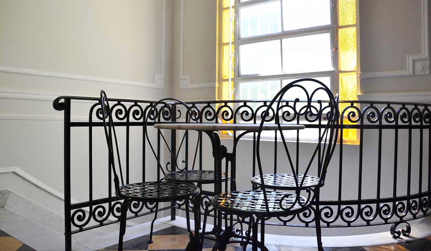 Contemporary Four Bedroom House With Private Rooftop Terrace and BBQ