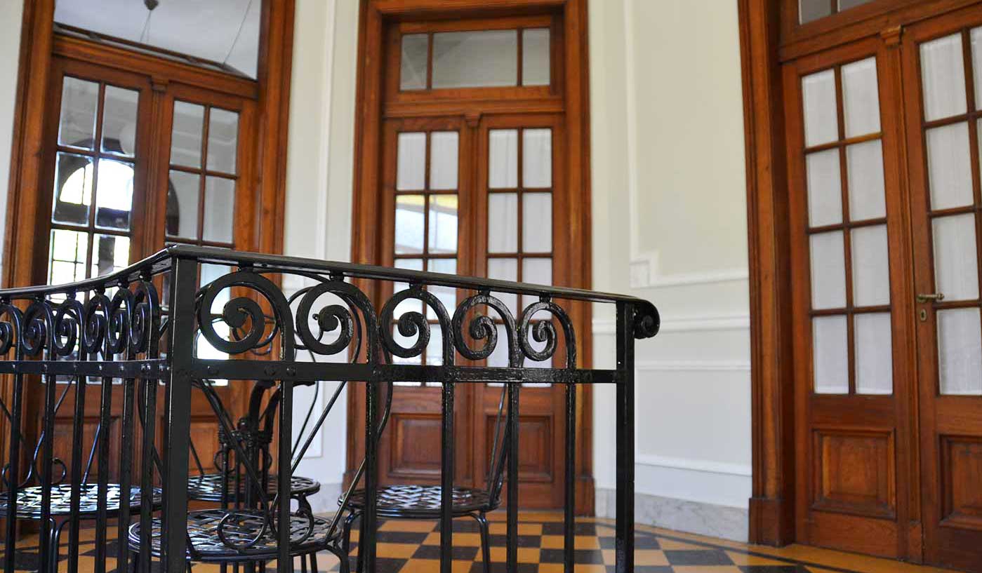 Contemporary Four Bedroom House With Private Rooftop Terrace and BBQ