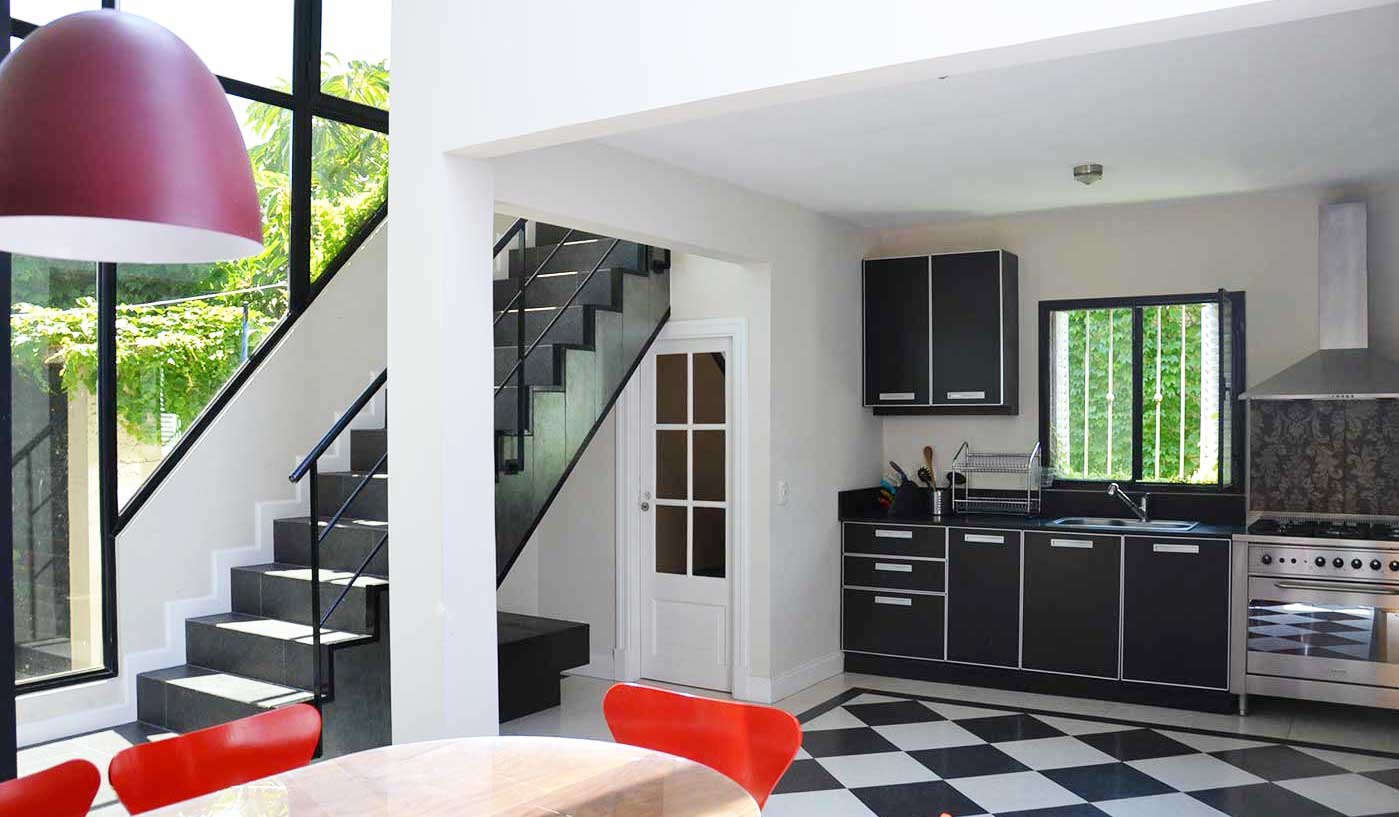 Contemporary Four Bedroom House With Private Rooftop Terrace and BBQ