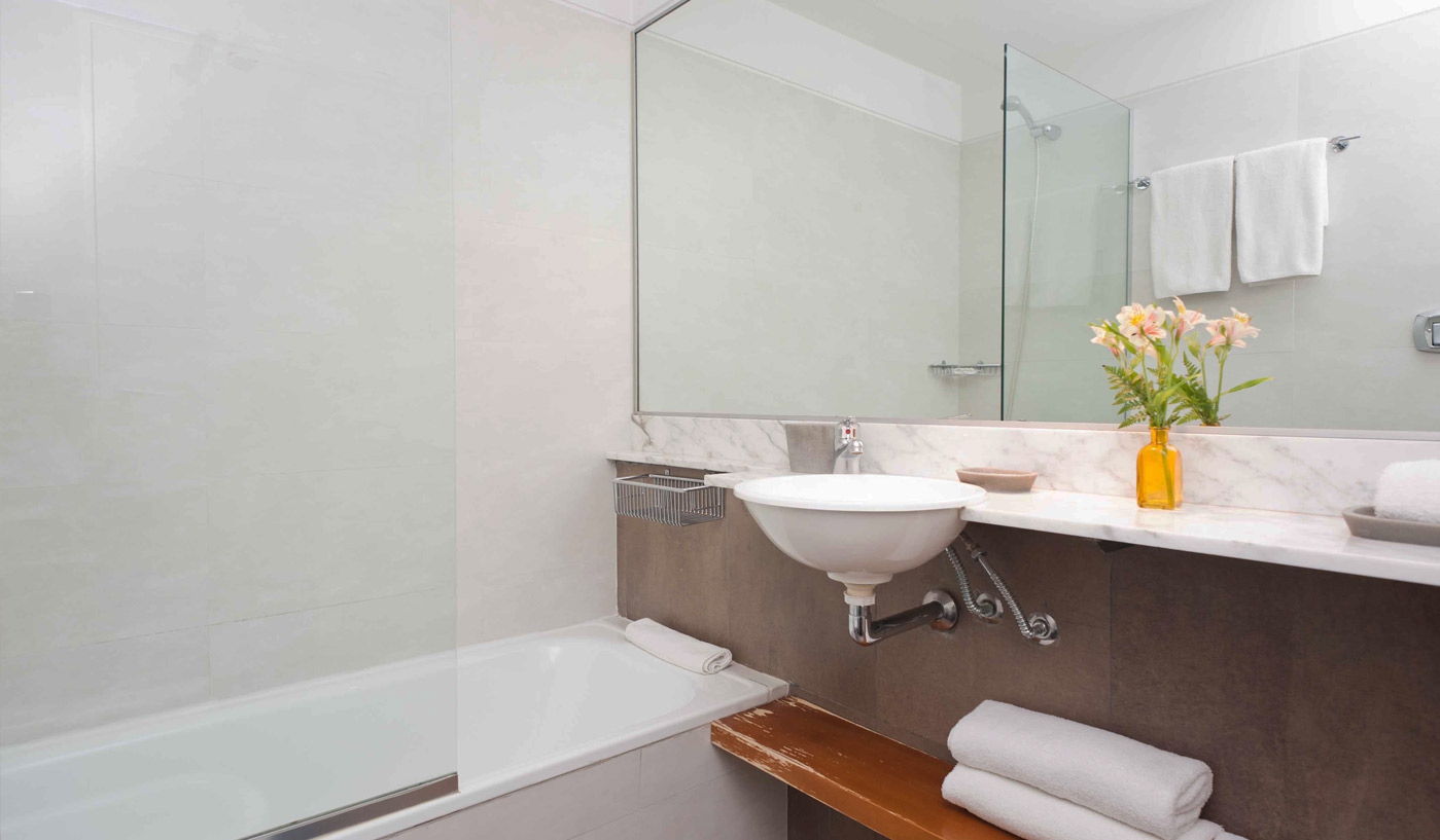 Sparkling One Bedroom Apartment in Five Star Building