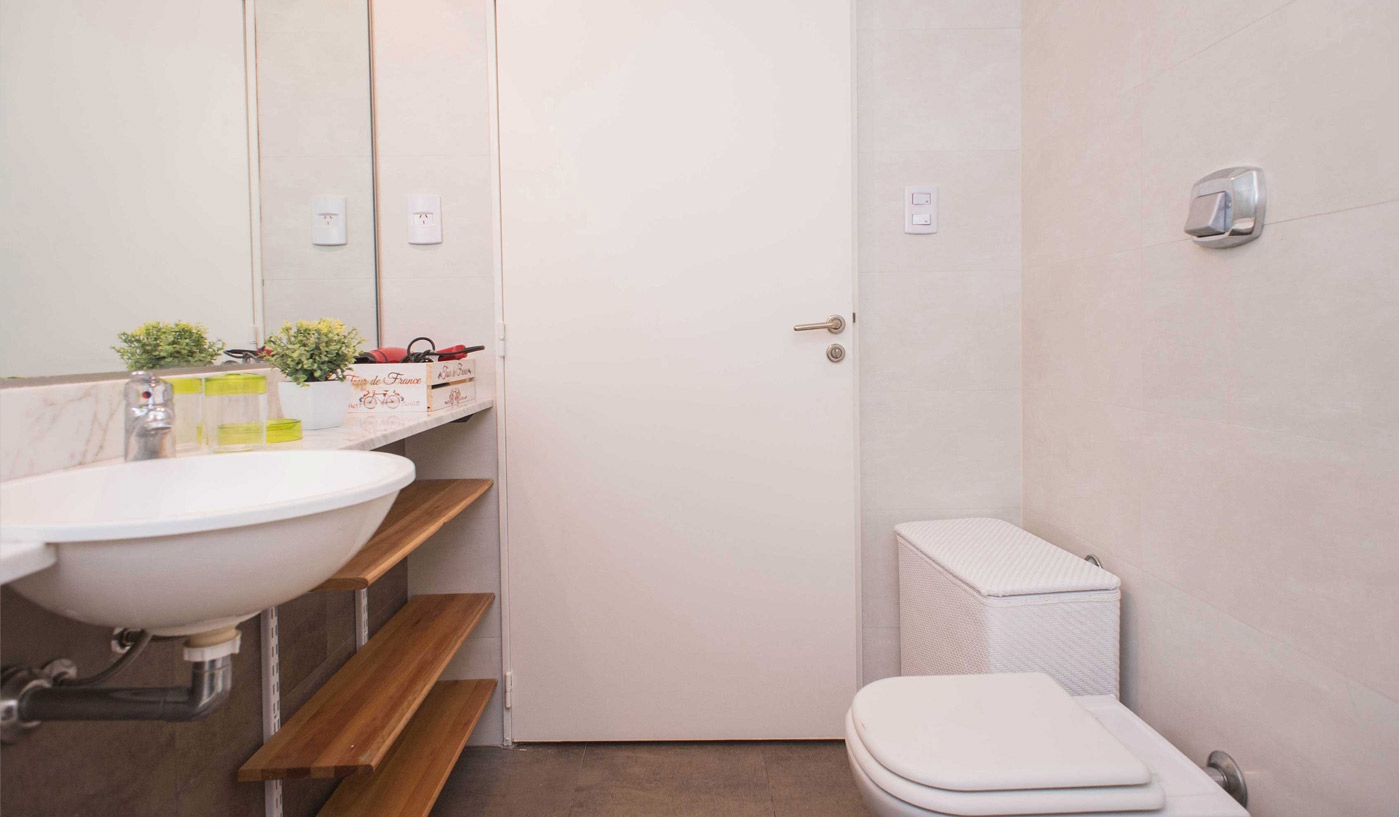 Airy One Bedroom Apartment in Five Star Building