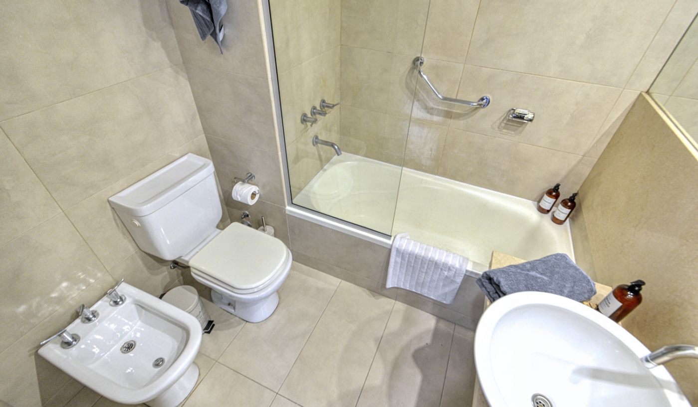 Sky High Views in One Bedroom Apartment with Pool, Gym and Sauna