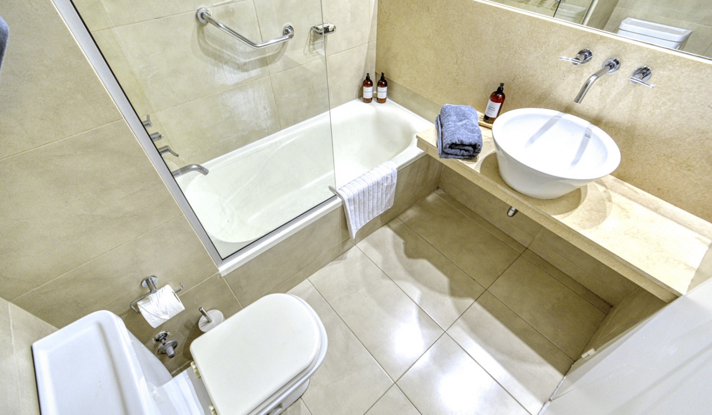 Sky High Views in One Bedroom Apartment with Pool, Gym and Sauna