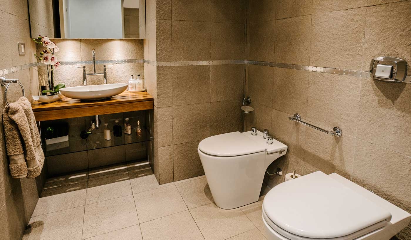 Impressive 6 Bedroom House with Private Garden, Pool and Game Room