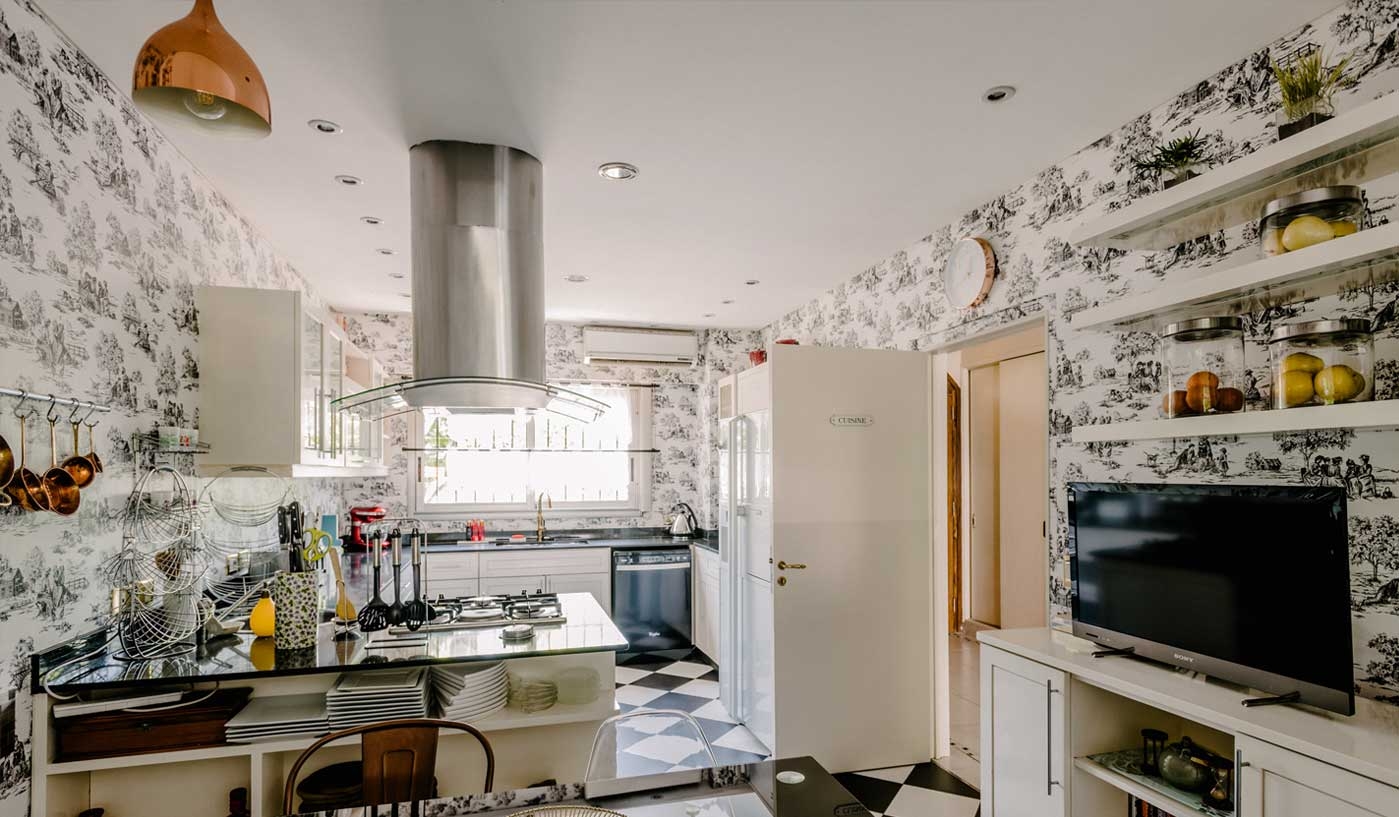 Impressive 6 Bedroom House with Private Garden, Pool and Game Room