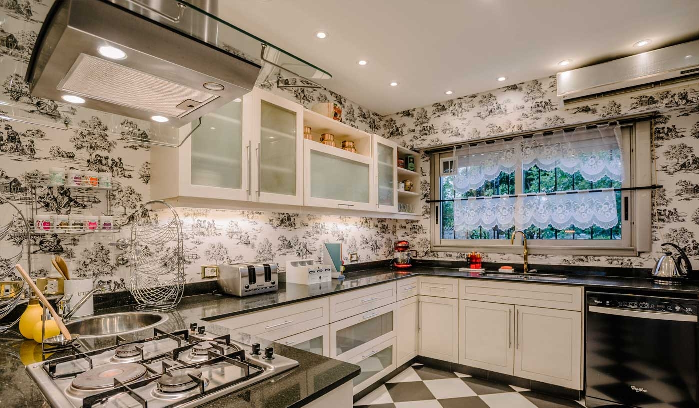 Impressive 6 Bedroom House with Private Garden, Pool and Game Room