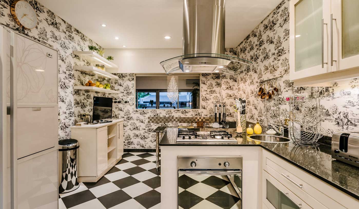 Impressive 6 Bedroom House with Private Garden, Pool and Game Room