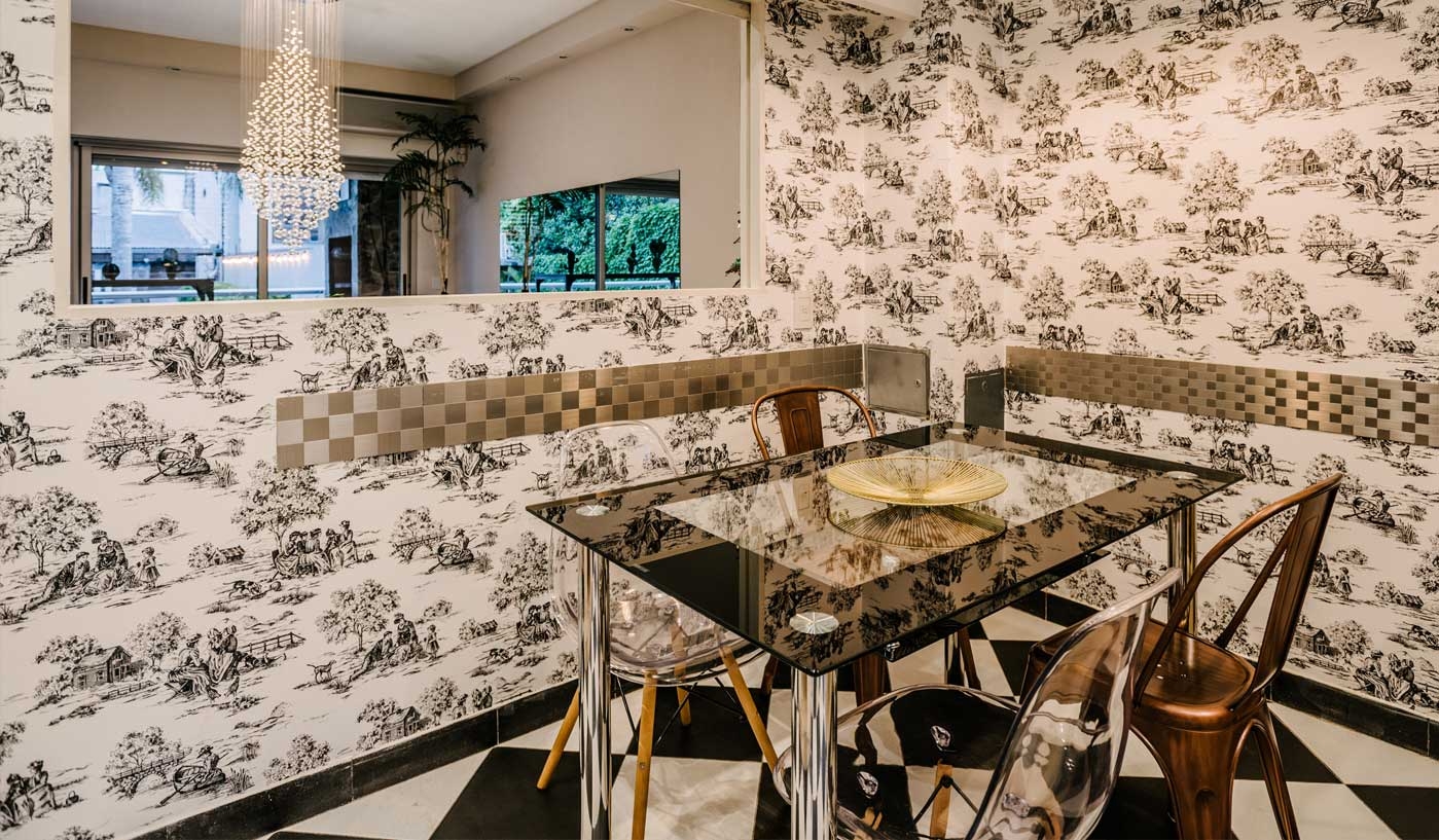 Impressive 6 Bedroom House with Private Garden, Pool and Game Room