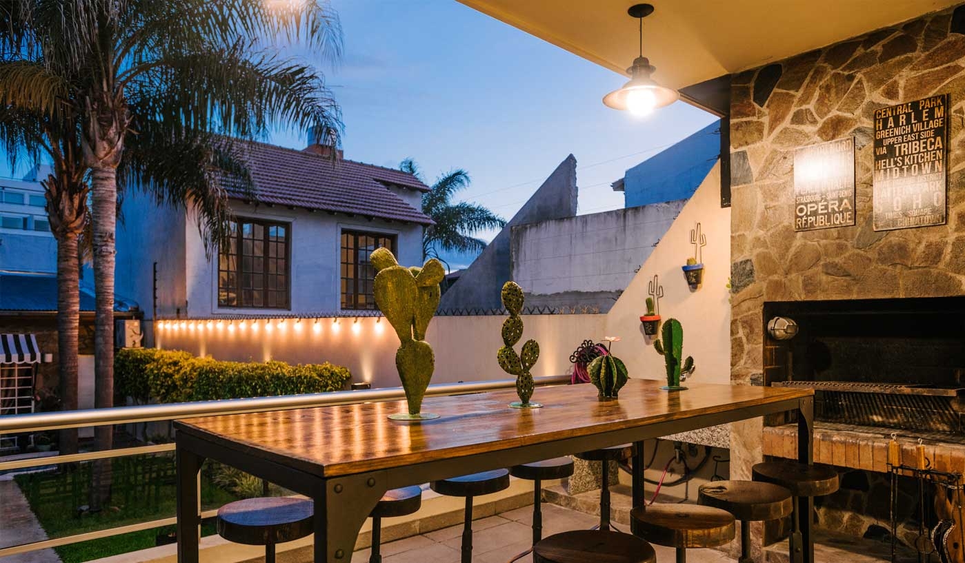 Impressive 6 Bedroom House with Private Garden, Pool and Game Room