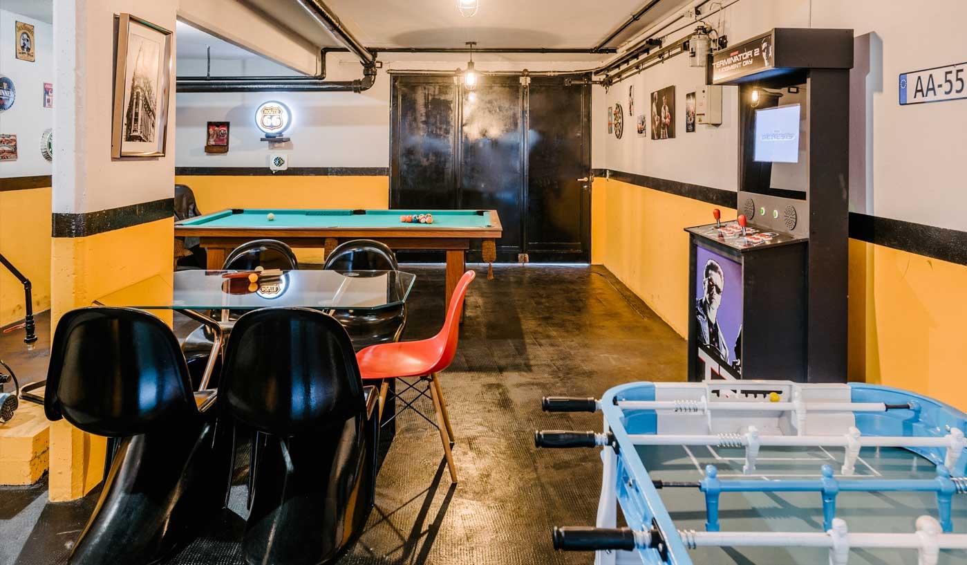 Impressive 6 Bedroom House with Private Garden, Pool and Game Room