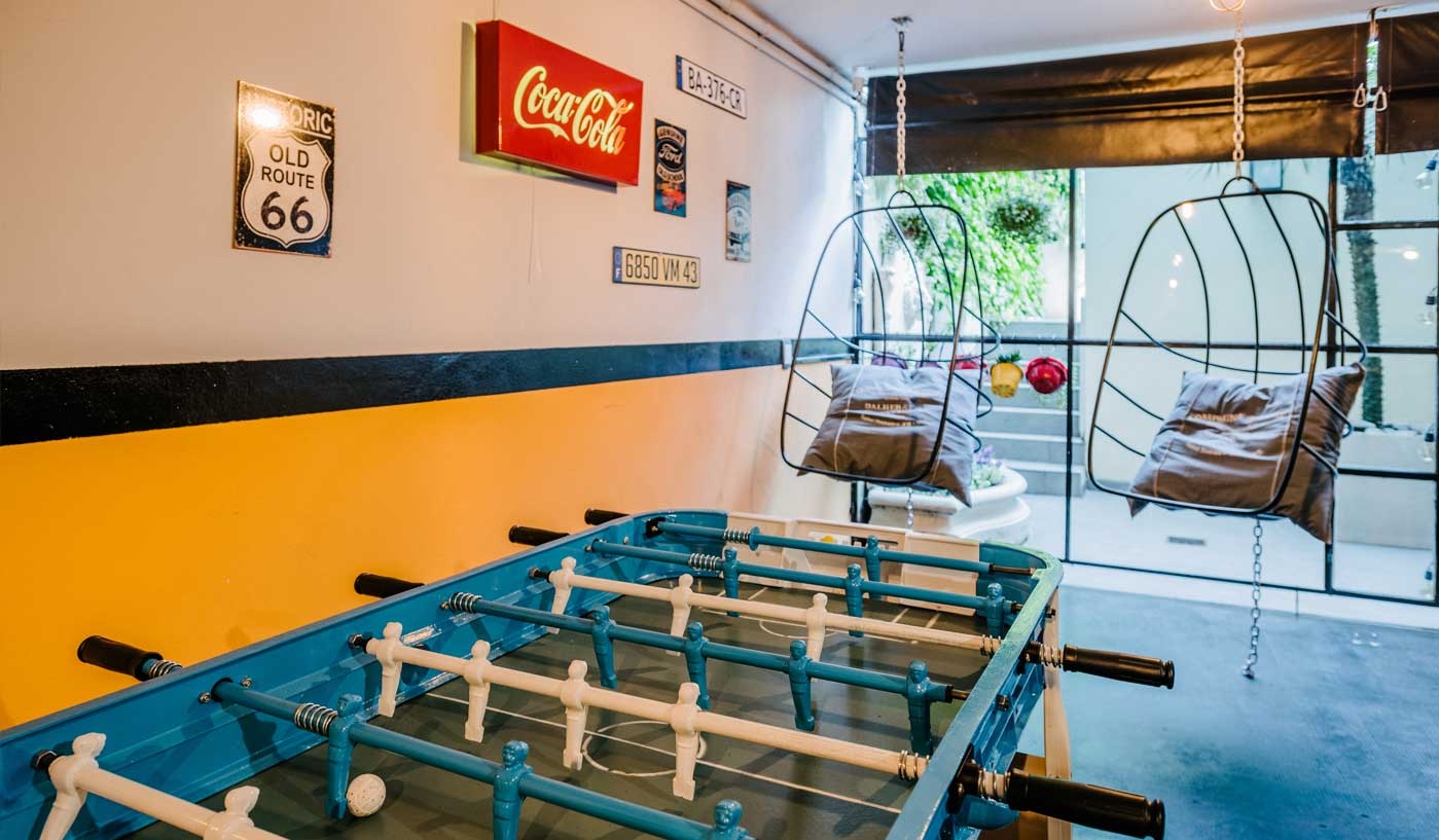 Impressive 6 Bedroom House with Private Garden, Pool and Game Room