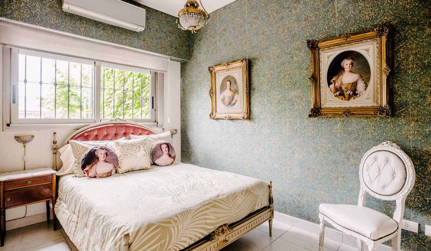 Impressive 6 Bedroom House with Private Garden, Pool and Game Room