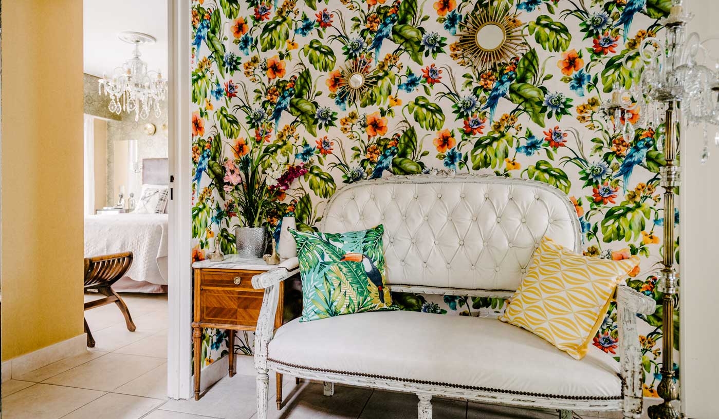 Impressive 6 Bedroom House with Private Garden, Pool and Game Room