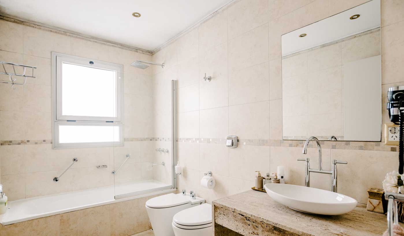 Impressive 6 Bedroom House with Private Garden, Pool and Game Room