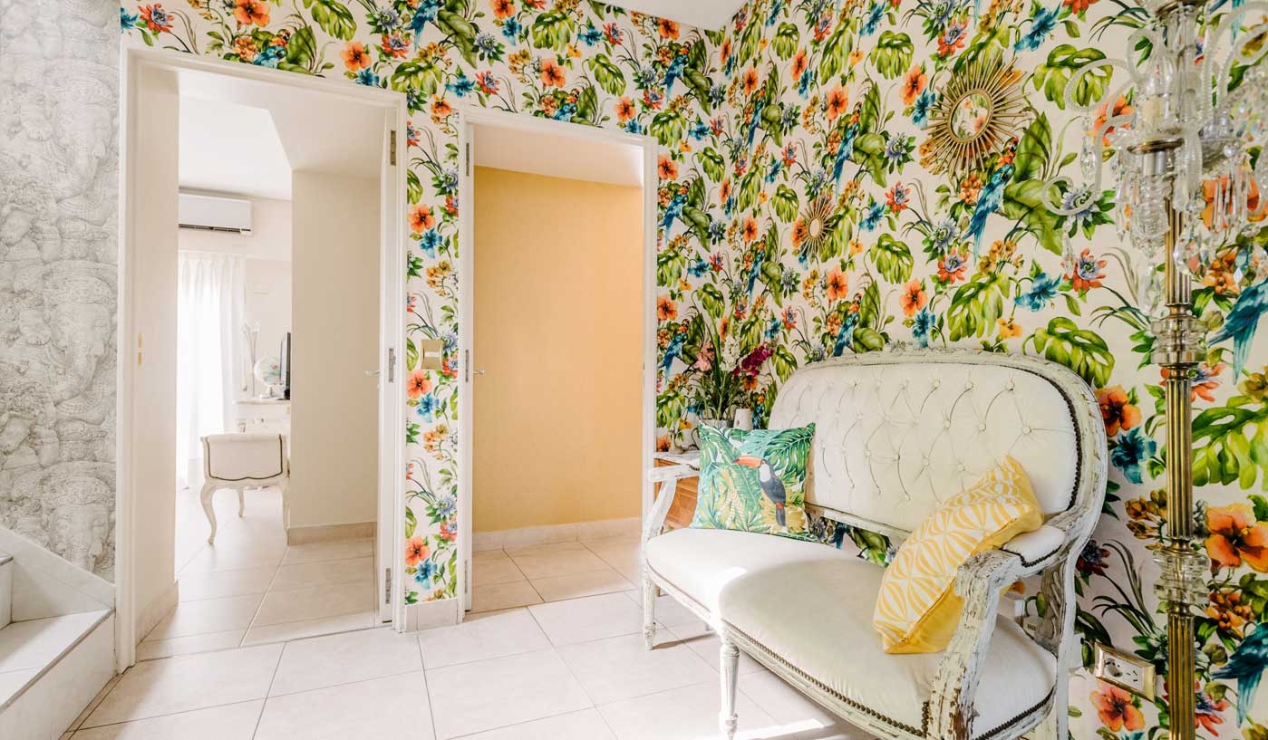 Impressive 6 Bedroom House with Private Garden, Pool and Game Room