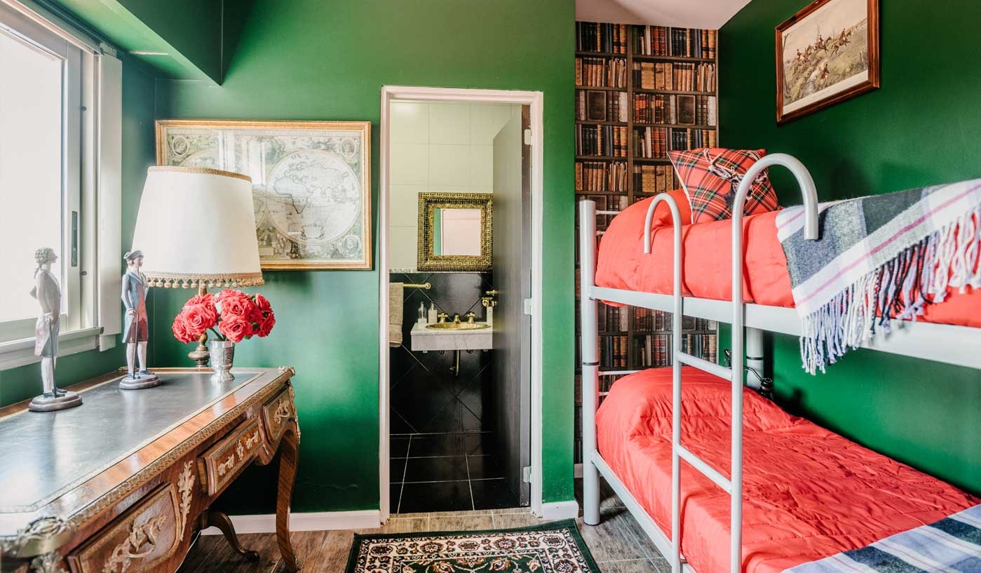 Impressive 6 Bedroom House with Private Garden, Pool and Game Room