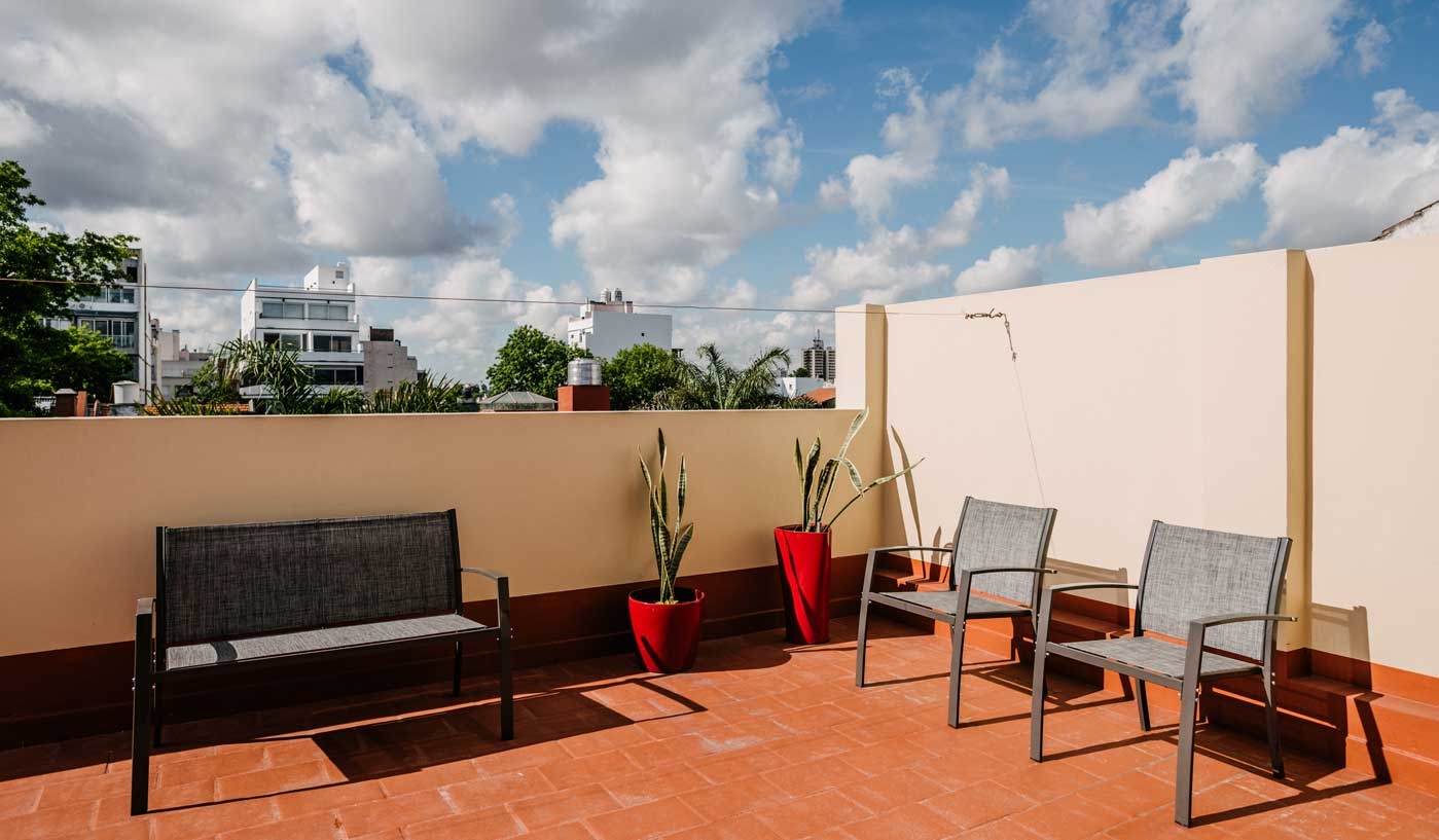 Impressive 6 Bedroom House with Private Garden, Pool and Game Room