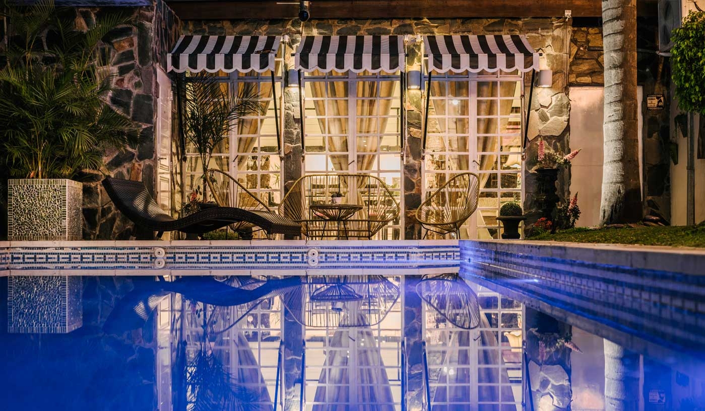 Impressive 6 Bedroom House with Private Garden, Pool and Game Room