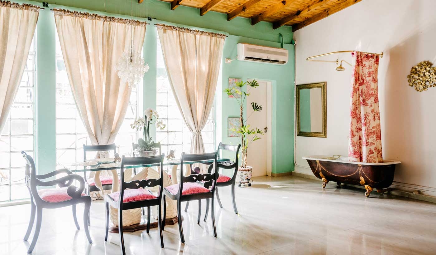 Impressive 6 Bedroom House with Private Garden, Pool and Game Room