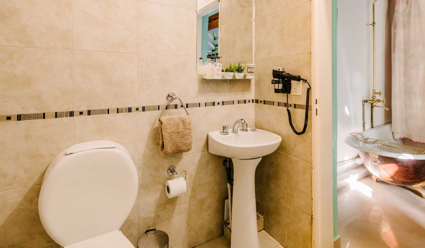 Impressive 6 Bedroom House with Private Garden, Pool and Game Room